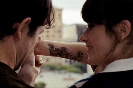 Tom draws a city skyline on Summer's arm in 500 Days of Summer